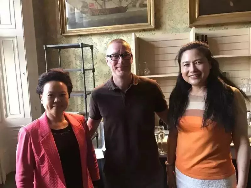 浙江省貿促會吳桂英會長、英國諾丁漢郡政府首席執行官安東尼·梅先生與陶曉鶯董事長親切交談.jpg 浙江省貿促會吳桂英會長、英國諾丁漢郡政府首席執行官安東尼·梅先生與陶曉鶯董事長親切交談.jpg