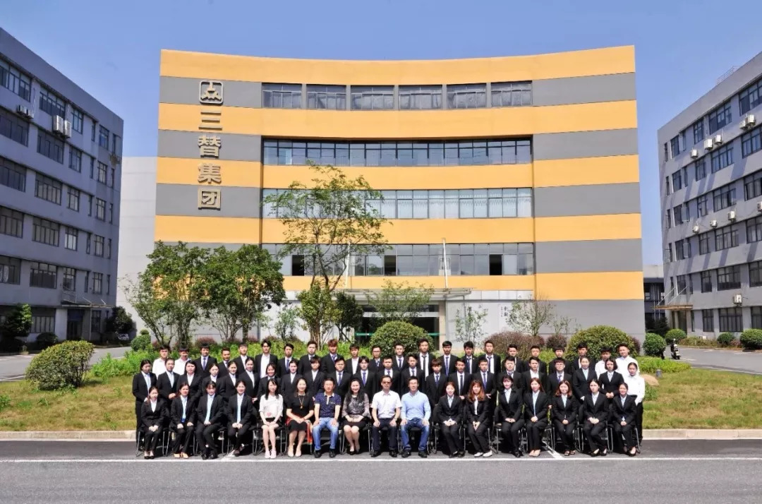 三替每年給貴州貧困山區的孩子100個免費就讀三替家政學院的名額.jpg 三替每年給貴州貧困山區的孩子100個免費就讀三替家政學院的名額.jpg